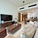 Cozy 1Br Wood & Beige Retreat In Jvc
