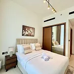 Cozy 1Br Wood & Beige Retreat In Jvc