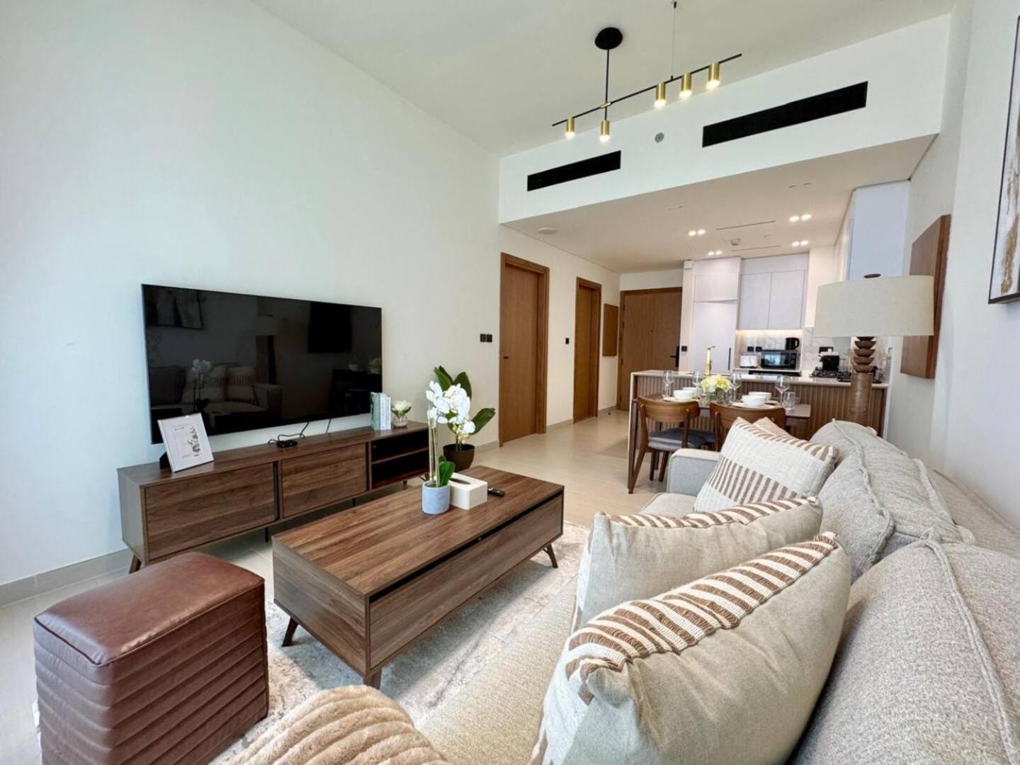 Cozy 1br Wood & Beige Retreat In Jvc *