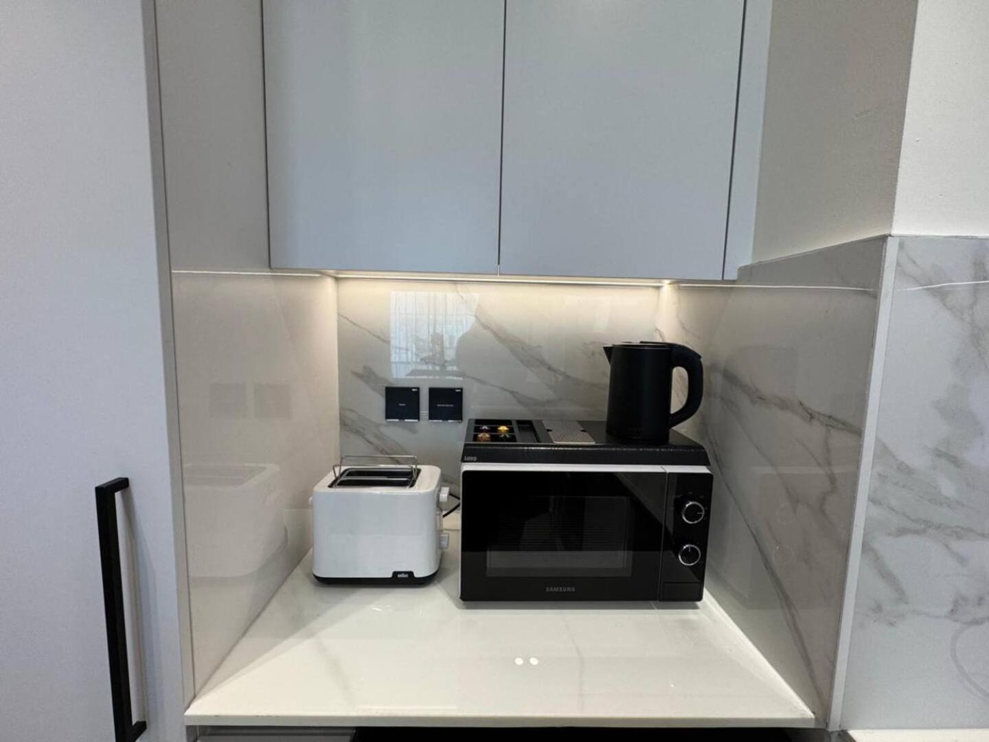 Cozy 1br Wood & Beige Retreat In Jvc Apartment *