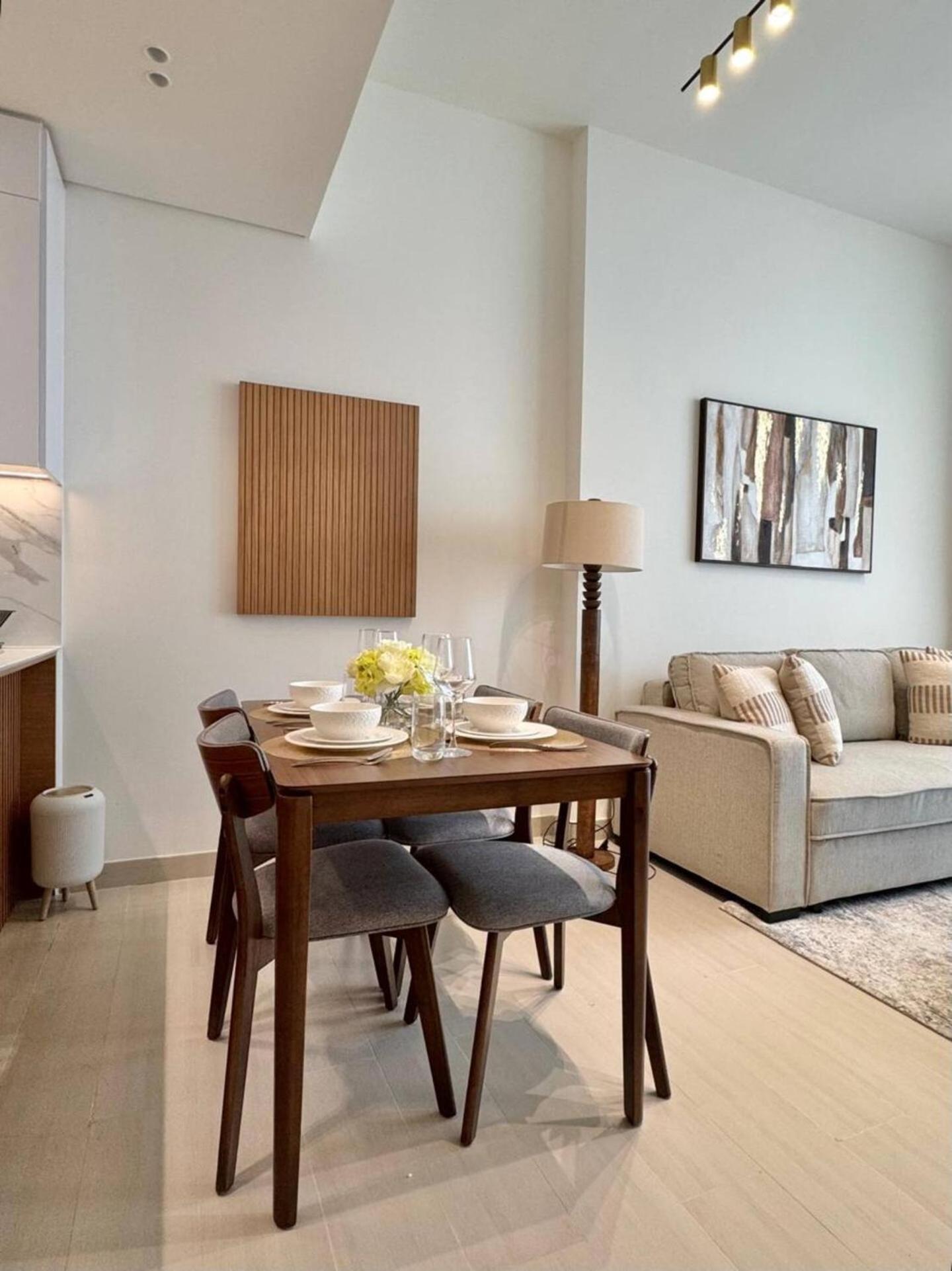 Cozy 1br Wood & Beige Retreat In Jvc