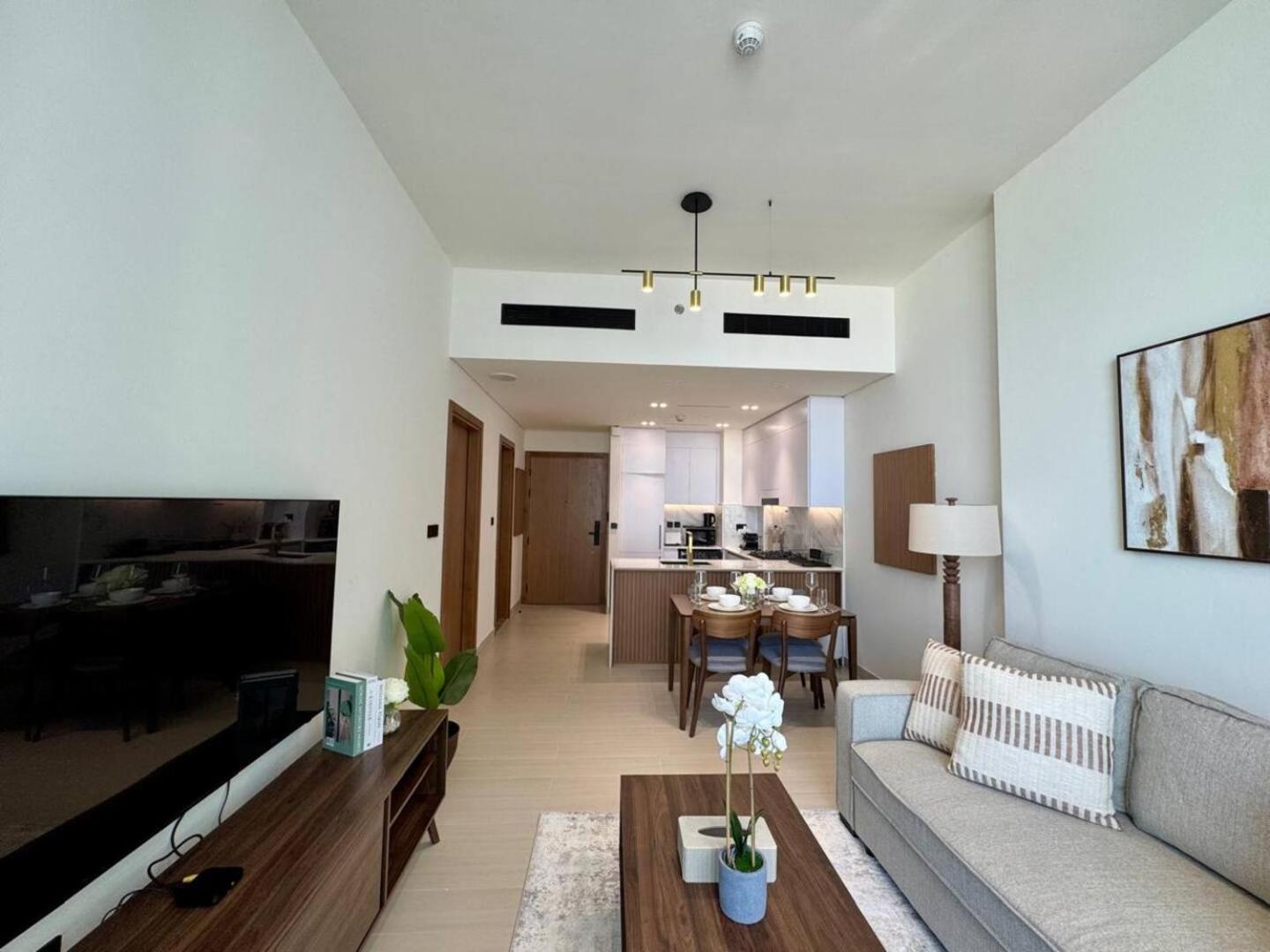 Cozy 1br Wood & Beige Retreat In Jvc