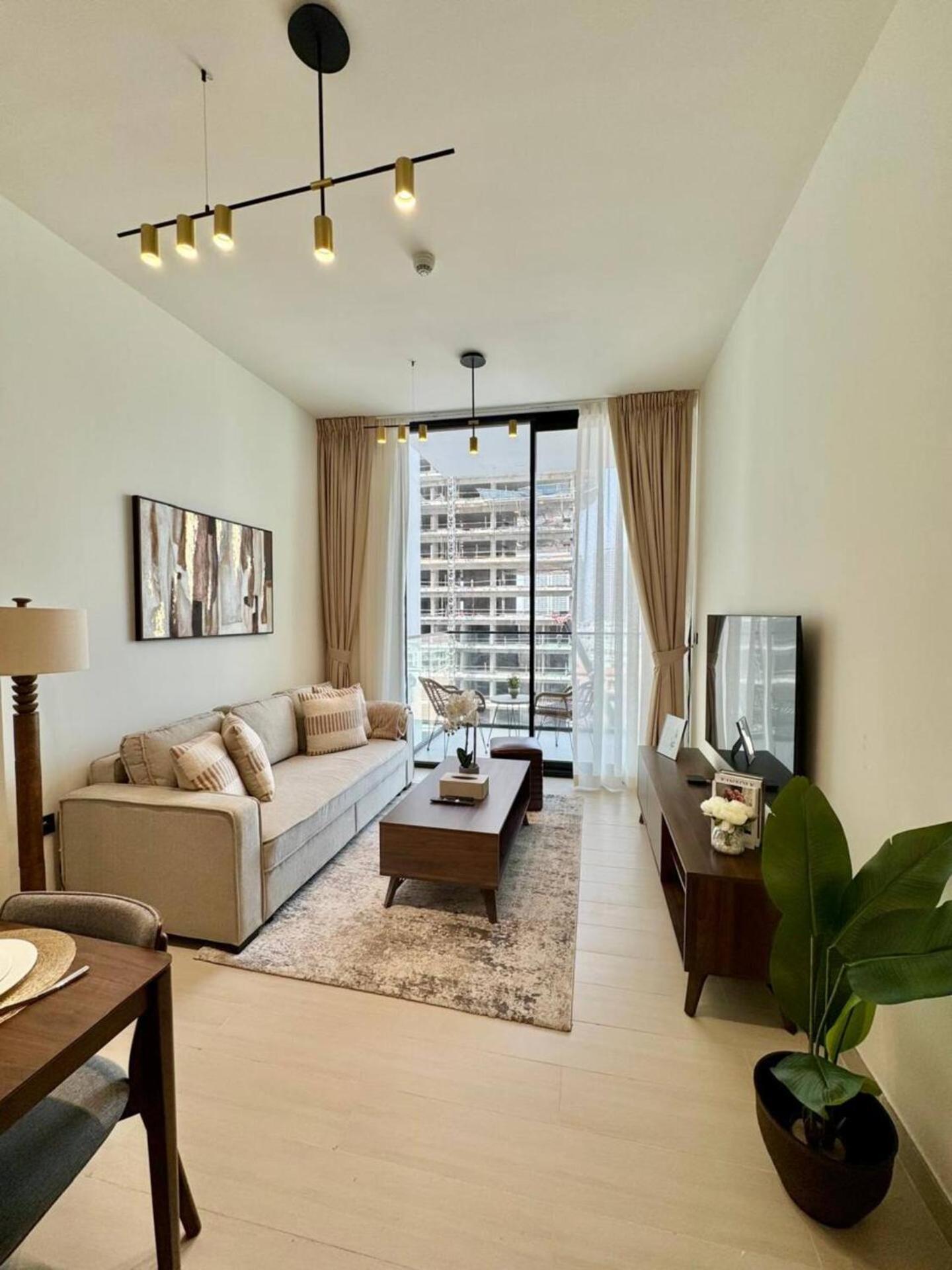 Cozy 1br Wood & Beige Retreat In Jvc *