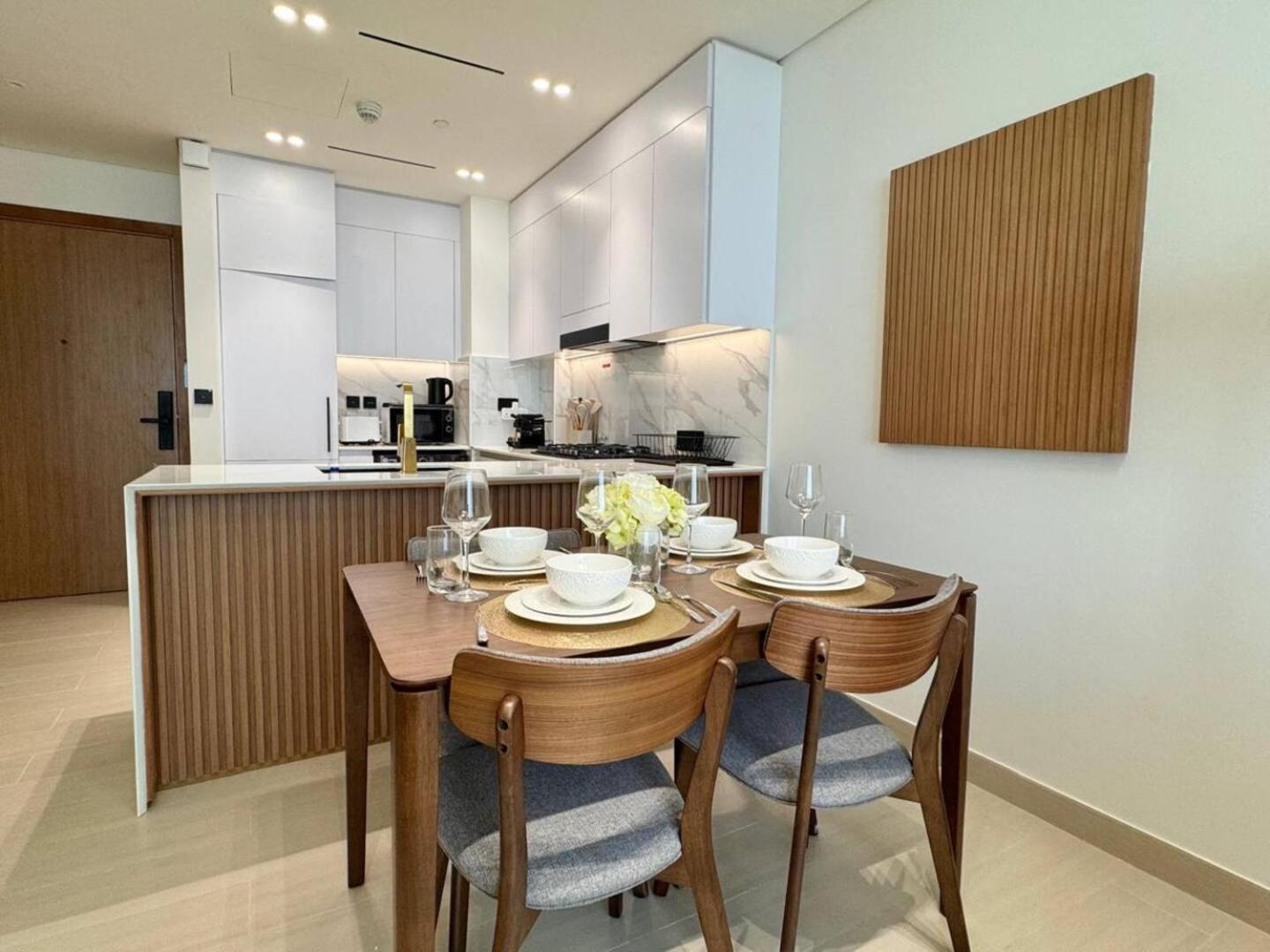 Cozy 1br Wood & Beige Retreat In Jvc Apartment